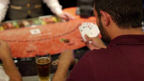 赌博玩家在赌场赌博扑克游戏桌上