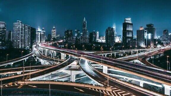ZI无人机视角的立交桥和城市交通在夜间