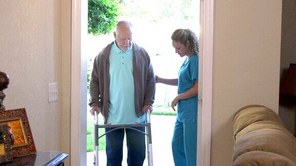医疗工作者帮助老年人走路