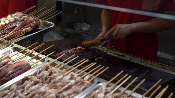 特写慢动作拍摄的许多东方街头食品在一条步行街去中国旅游异国情调的食品