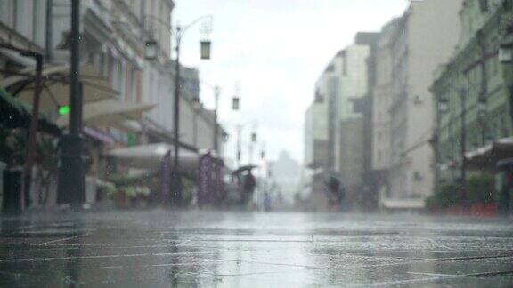 背景大雨天在城市街道真正的时间人们在雨中带着雨伞上下班模糊的散景自然背景