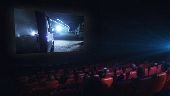 一群人正在电影院看一部动作片