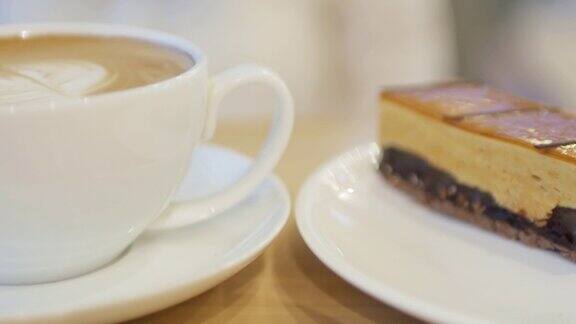 休息时间喝点咖啡和蛋糕