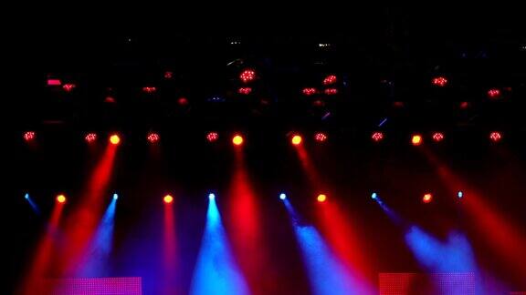 红色的舞台灯光音乐会上的灯光表演