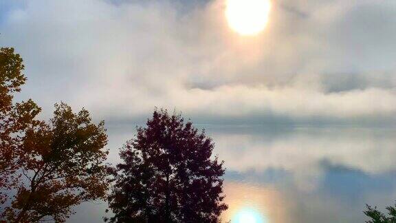 浮云与阳光在高山湖卢加诺