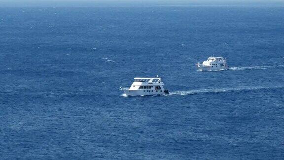 汽艇和轮船沿着热带海洋航行