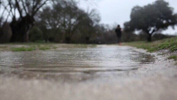 在雨中奔跑