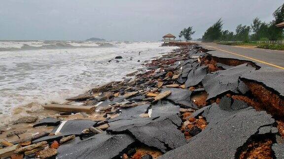 这条路被海浪毁坏了