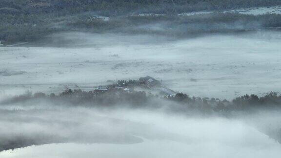 雾中的塞拉诺河谷智利托雷斯德尔潘恩从塞拉诺河眺望塞罗托雷