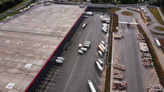 物流配送中心卡车停车场和装货区
