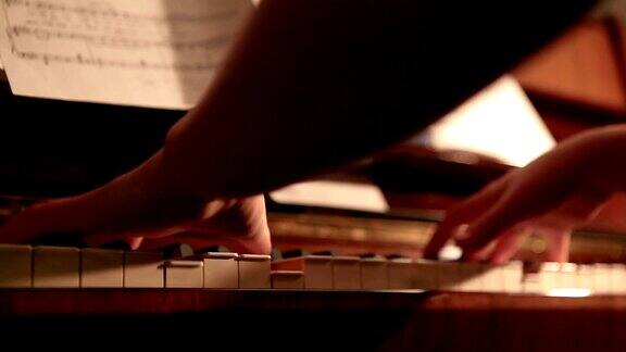 钢琴家弹奏钢琴的特写镜头