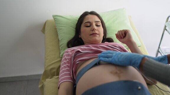 孕妇进行心脏造影CTG监测胎儿心跳