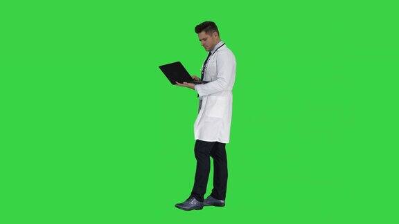 一名身穿白大褂带着听诊器的男子在绿屏电脑上行走
