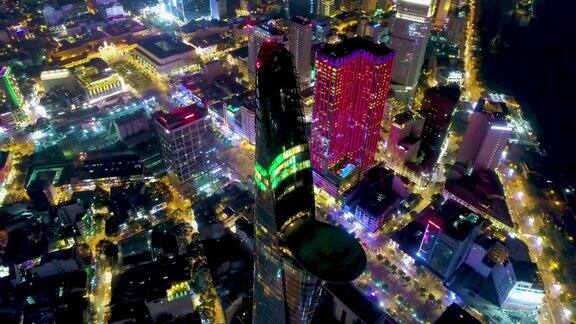 航拍:HCMC标志性摩天大楼在夜晚被点亮的POI镜头