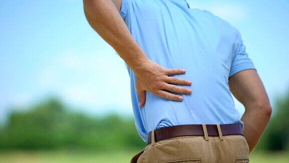 男性高尔夫球手击球时感到背部剧烈疼痛