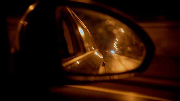 汽车行驶时的侧视镜在雨夜驾驶