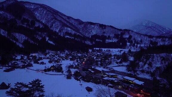 雪季中宁静的日本村落