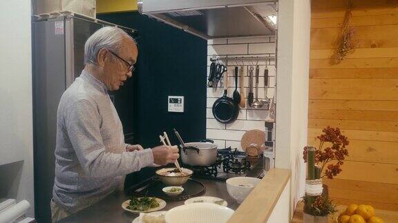 年长者在厨房里制作Toshikoshi荞麦年关面
