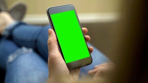 女性手持智能手机绿屏