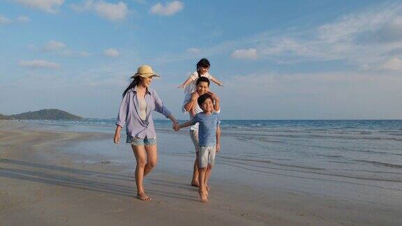 亚洲家庭愉快的散步放松和休息在海滩夏季一起度假家庭、旅游、暑期度假4k决议