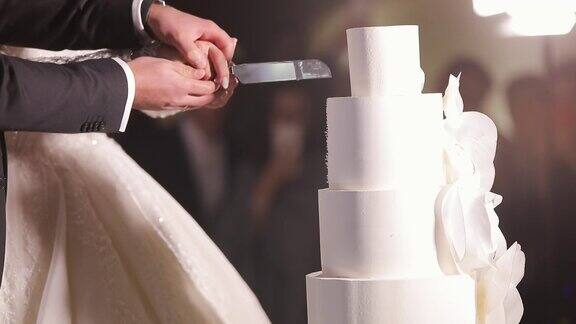 切结婚蛋糕新娘和新郎切结婚蛋糕新婚夫妇切婚礼蛋糕的细节