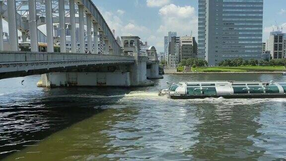 在一个阳光明媚的日子里Sumida河游船从著名的Kachidoki桥下经过日本东京2021年6月21日