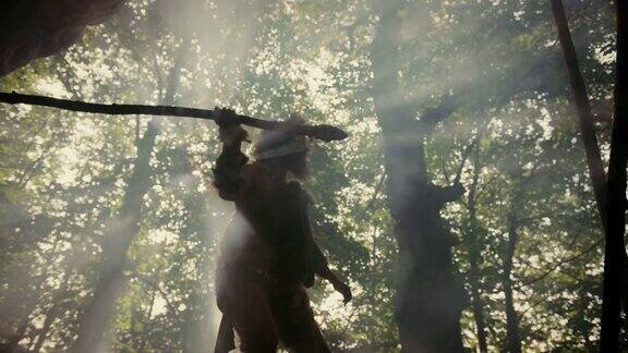 穿着兽皮的原始穴居人手持石尖矛环顾史前森林准备捕猎动物猎物尼安德特人进入丛林狩猎低角度慢动作弧度投篮