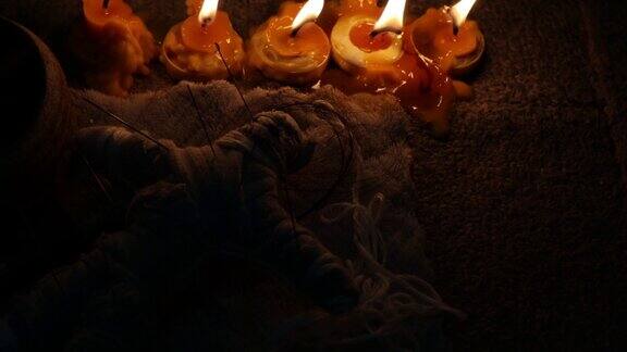 蜡烛在黑暗中照亮和诅咒娃娃