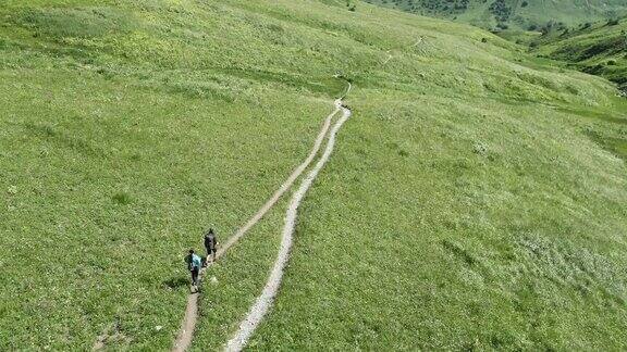 几个徒步旅行者在山里的小路上散步