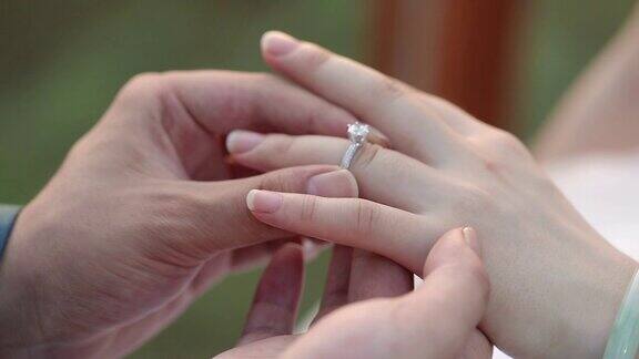 新娘和新郎在婚礼上交换结婚戒指
