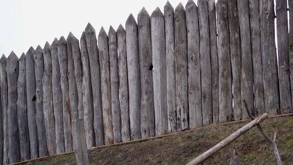 木屋的旧木墙木桩做成的篱笆