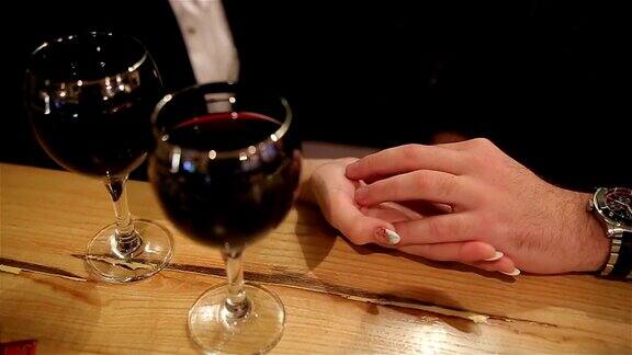 情人节夜晚餐厅的浪漫人类的双手合上