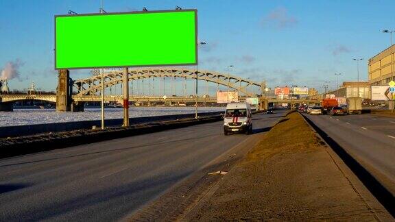 广告牌绿色屏幕色makey附近的冬季高速公路