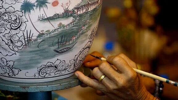 左手彩绘在白色陶瓷碗上