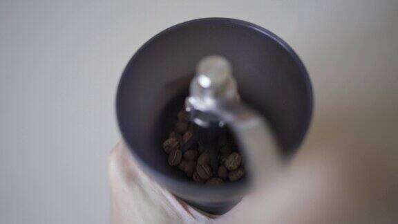 用手工研磨机研磨咖啡豆