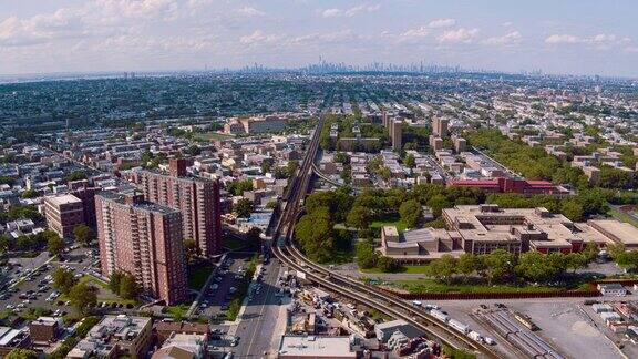 从纽约布鲁克林住宅区俯瞰曼哈顿的远景还有地铁线路宽轨道平移摄像机运动的航拍镜头