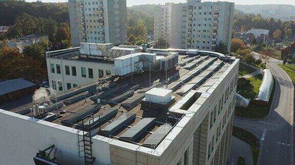 屋顶上的太阳能电池板鸟瞰图