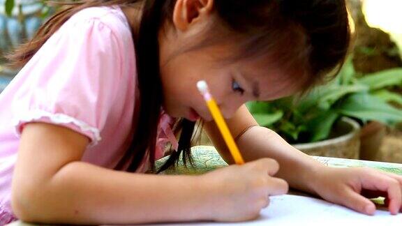 泰国儿童在家写书泰国清迈