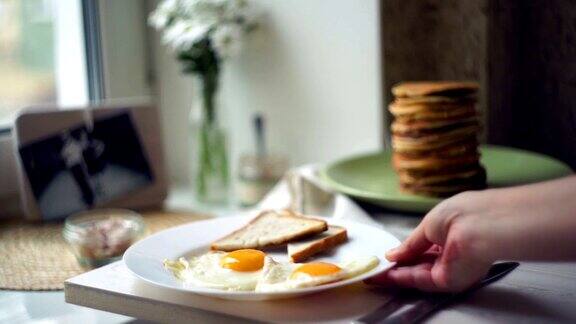 煎蛋和吐司面包片放在白色的盘子里