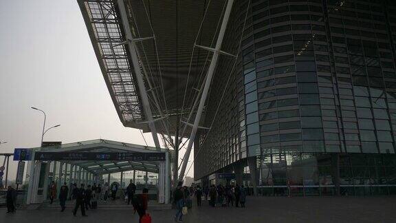白天时间青岛著名的中央火车站前广场地铁站入口慢镜头全景4k中国