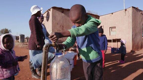 在南非因干旱而取水的男孩