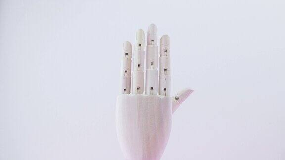 4k定格动画的关键帧是一只手一个木木偶举起3个手指作为爱的象征爱的象征