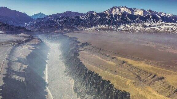 新疆地形雪山和戈壁的航拍视角