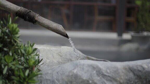 水从竹管制成的水管中流入泉水