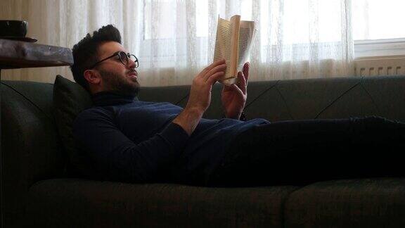男人在家里读书