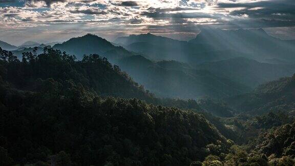 空中超摄的日出通过云山景观