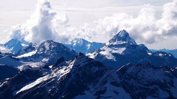 高加索山脉的空中风景