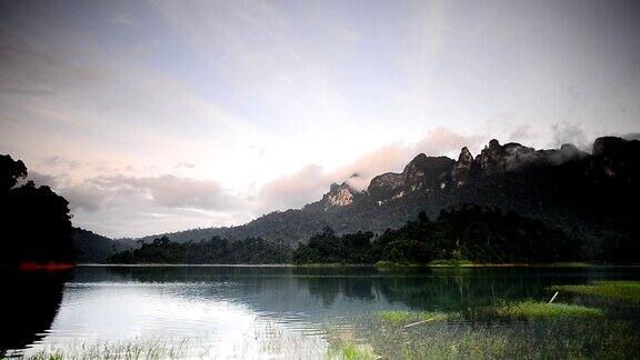 泰国苏拉特他尼省考索国家公园的拉查帕坝美丽的山川和河流自然景观