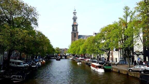 阿姆斯特丹运河和Westerkerk在夏天