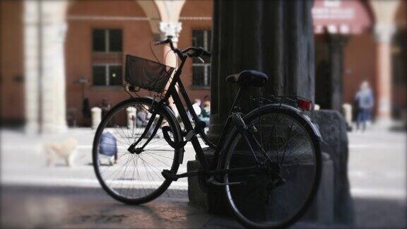 在欧洲城市的老城区街道上停放着带篮子的自行车